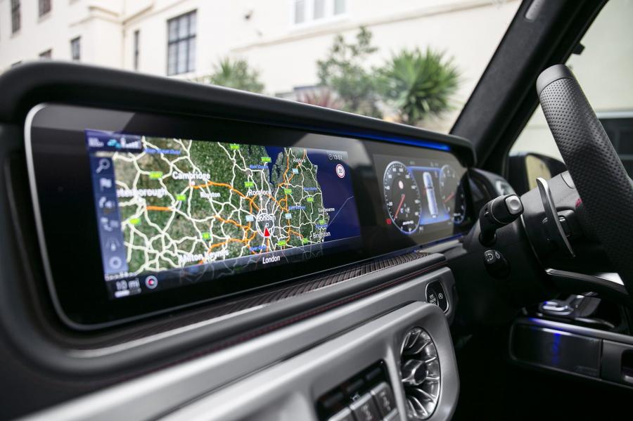 Панель приборов Mercedes-AMG G63 Edition #1 (W463) 2018 года  (UK) (фото 22 из 24)